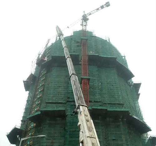 黔南吊车在工地上作业
